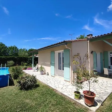 Casa vacanze 3 Bedroom House With Above-ground Pool Prigonrieux